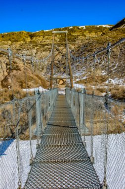 Baharın başında asma köprü. Drumheller Alberta, Kanada.