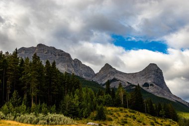 Üç Kız Kardeş parkından üç kız kardeş. Canmore, Alberta, Kanada