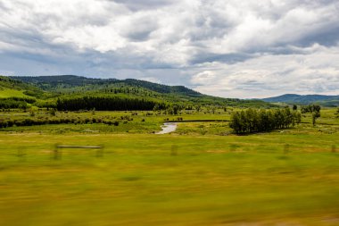 Yeşil tarlalar, göletler ve alçı gökyüzü ülkeyi baştan başa dolaşırken. Willow Creek 'in MD' si, Alberta, Kanada