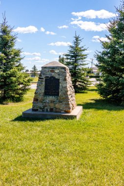 Gaziler Parkı 'ndaki anılar ve mezarlıklar. Crossfield, Alberta, Kanada