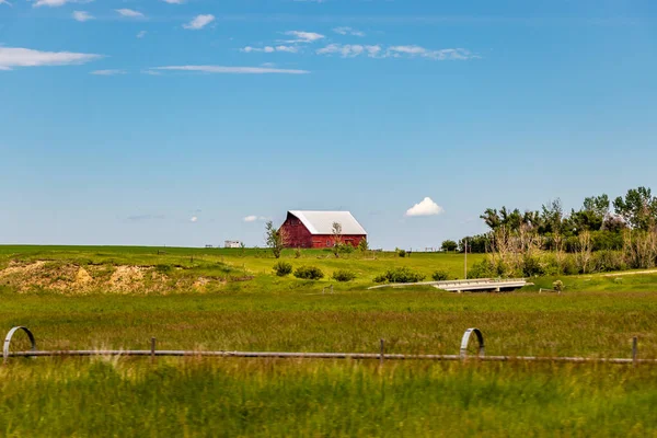 Červená Stodola Poli Nanton Alberta Kanada — Stock fotografie