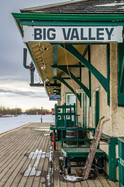 Gamla Tågstationen Och Plattformsarbeten Bigg Valley Alberta Kanada — Stockfoto