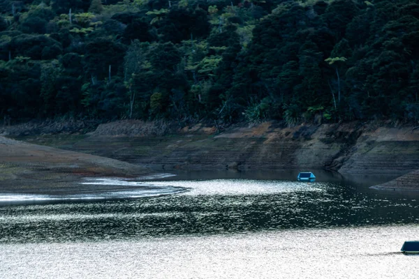 Auto Het Water Waitakrie Dam Auckland Nieuw Zeeland — Stockfoto