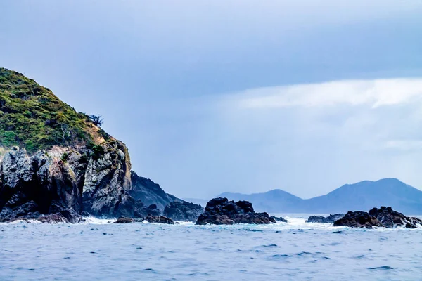 Kiralık bir tekneden adaların manzarası. Adalar Körfezi, Yeni Zeland
