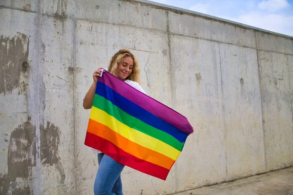 Rubia Chica Con Gay Orgullo Bandera — Foto de Stock