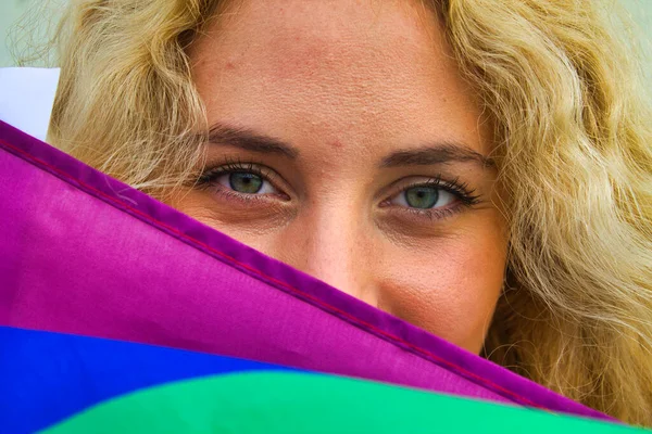 Блондинка Прапором Гомосексуальної Гордості — стокове фото