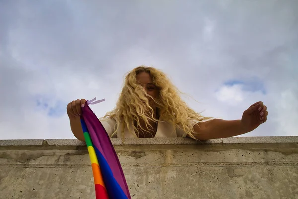 Rubia Chica Con Gay Orgullo Bandera — Foto de Stock