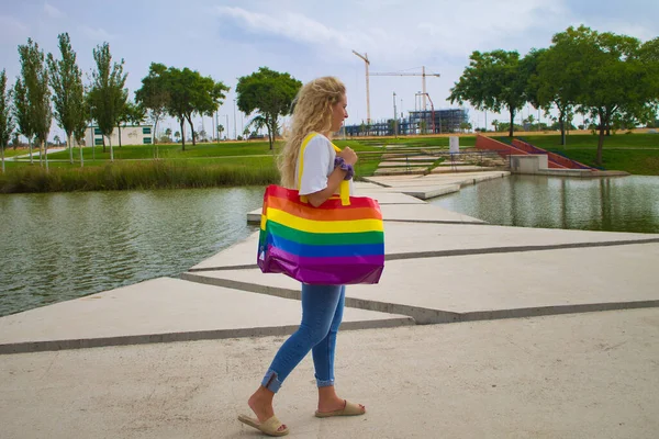 Rubia Chica Con Gay Orgullo Bolsa — Foto de Stock