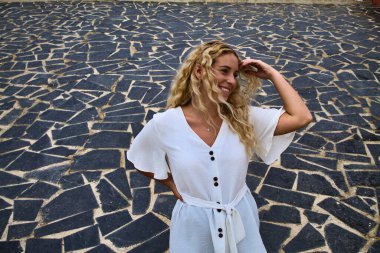 Sarışın kız parkta eğleniyor ve poz veriyor