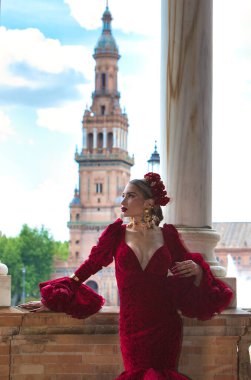 İspanya, Seville 'de bir meydanda iki mermer sütun arasında flamenko dansı yapan güzel bir kadın. O, kırmızı bir fırfırlı elbise giyiyor. Flamenko, insanlığın kültürel mirası.