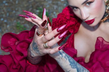 Flamenko yapan güzel bir kadın Seville, İspanya 'daki panayırda ellerini çırpıyor. O, fırfırlı kırmızı bir elbise giyiyor. Fotoğraf yukarıdan çekildi. Flamenko, insanlığın kültürel mirası.