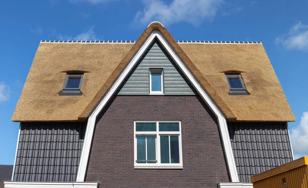 Neues Haus Mit Reetdach Vor Blauem Himmel Mit Wolken — Stockfoto