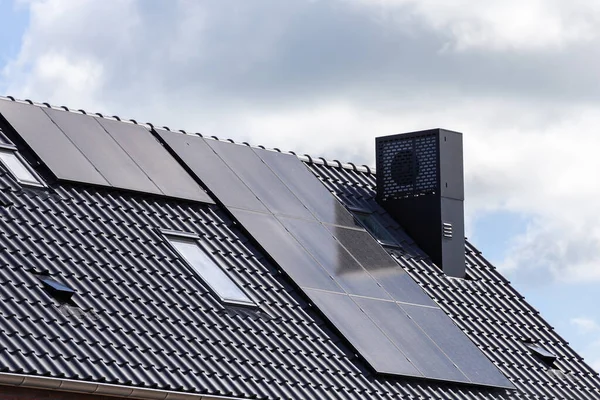 Paneles Solares Los Techos Baldosas Los Nuevos Edificios Contra Cielo — Foto de Stock