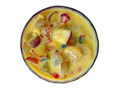 Kasede meyveli muhallebi. İzole edilmiş, beyaz arka plan. İzole edilmiş.