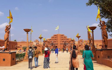 Polkampally, Telangana / Hindistan - JAN-18- 2020: Ramoji film şehrinin içinde, Ziyaretçiler Bahubali film setinin keyfini çıkarıyorlar.