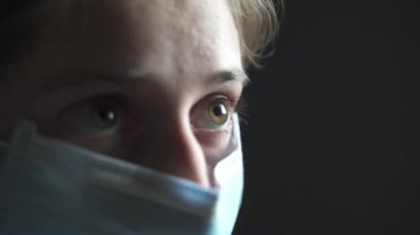 Hemşire, sağlık görevlisi kendini kovid19 'dan korumak için maske takıyor.