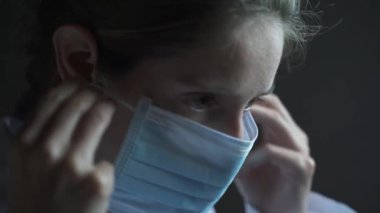 Sağlık görevlisi kendini kovid19 'dan korumak için maske takıyor.