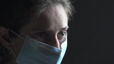 Hemşire, sağlık görevlisi kendini kovid19 'dan korumak için maske takıyor.