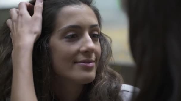 Дівчинка Махає Волоссям Свого Партнера Лесбійські Дівчата Паруються Лгбт — стокове відео