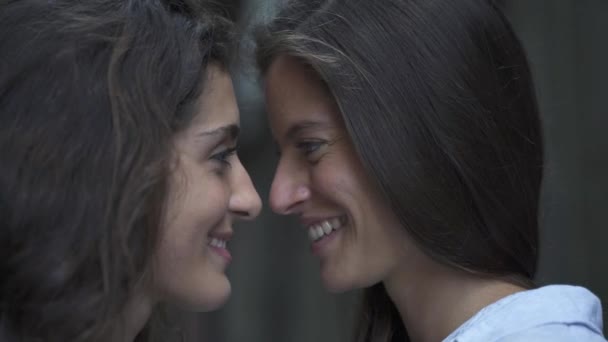 Meninas Lésbicas Casal Olhar Para Outro Nos Olhos Beijo Lgbt — Vídeo de Stock