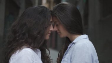 Lezbiyen kızlar birbirlerinin gözlerinin içine bakar. LGBT