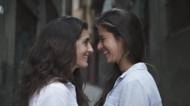 Lezbiyen kızlar birbirlerinin gözlerinin içine bakar. LGBT