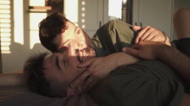 Eşcinsel erkekler odada sarılıp öpüşüyor. LGBT