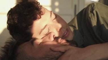 Eşcinsel erkekler odada sarılıp öpüşüyor. LGBT