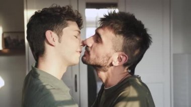 Eşcinsel erkekler odada sarılıp öpüşüyor. LGBT
