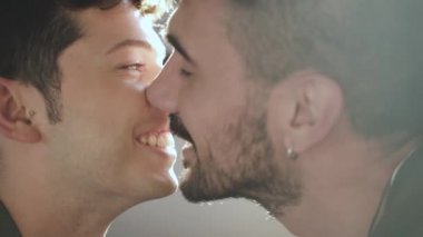 Yatakta öpüşen eşcinsel çift. LGBT