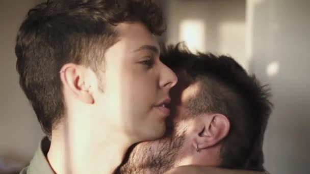 Γκέι Αγόρια Αγκαλιάζονται Και Φιλιούνται Στο Δωμάτιο Λοατ — Αρχείο Βίντεο