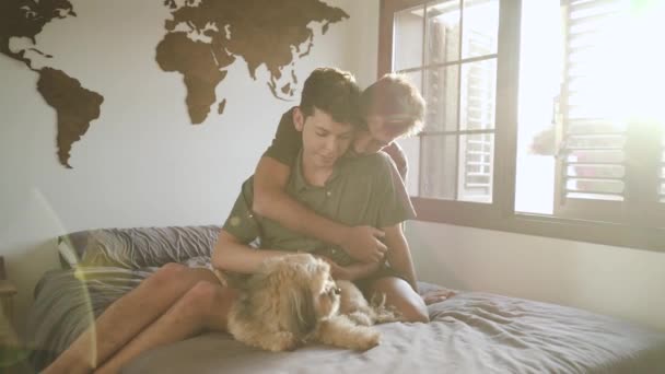 Gay Jongen Paar Liggend Bed Met Hun Hond Lgbt — Stockvideo