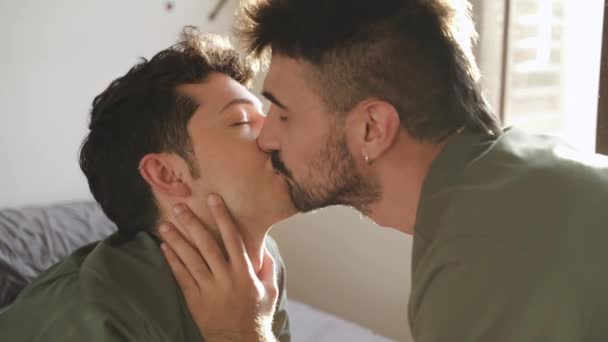 一对同性恋情侣躺在床上接吻 Lgbt — 图库视频影像
