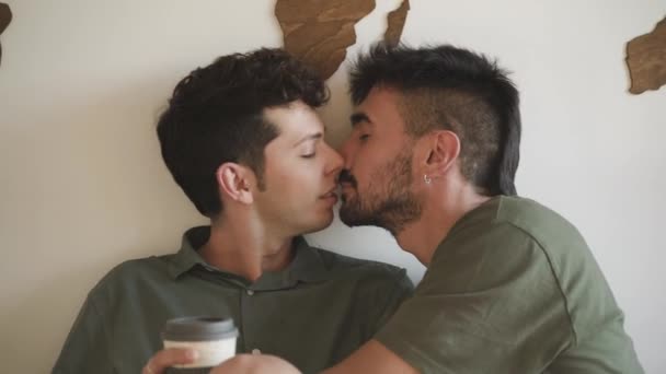 Сексуальные латинские лесбиянки целуются