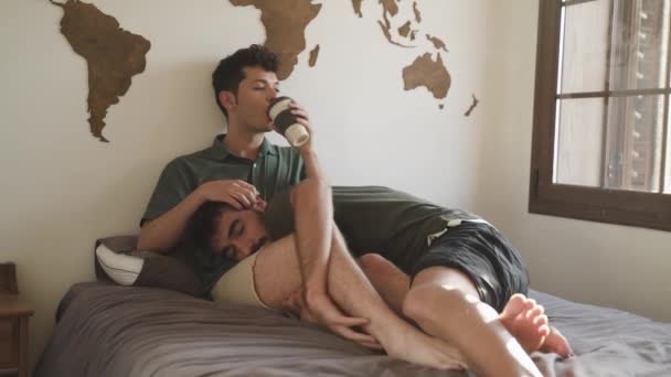 Pareja Chicos Gay Acostados Cama Abrazándose Chico Bebe Café Lgtb — Vídeo de stock