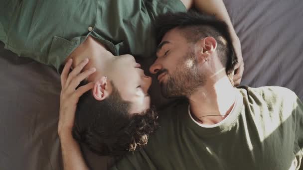 Gay Ragazzo Coppia Sdraiato Letto Baci Lgbt — Video Stock