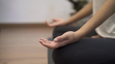 Oturma odasında yoga yapan genç bir kızın yakın çekimi..