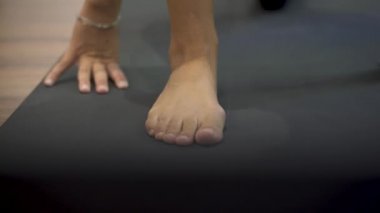 Yoga yapan genç bir kızın ayaklarına yaklaş..