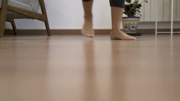 Una Giovane Ragazza Prepara Suo Tappeto Fare Yoga — Video Stock