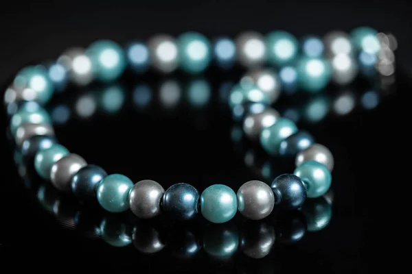 Collana Perle Blu Sfondo Nero — Foto Stock