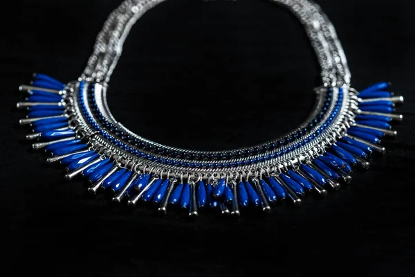Schöne Blaue Halskette Auf Schwarzem Hintergrund — Stockfoto