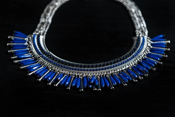 Hermoso Collar Azul Sobre Fondo Negro —  Fotos de Stock