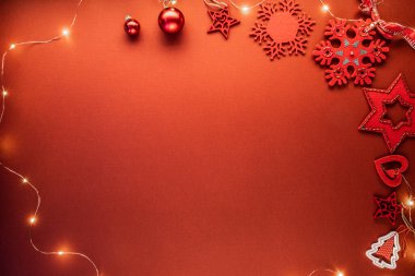Kırmızı dekorlu bir Noel arkaplanı. Kopyalama alanı olan üst görünüm.