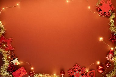 Kırmızı dekorlu bir Noel arkaplanı. Kopyalama alanı olan üst görünüm.