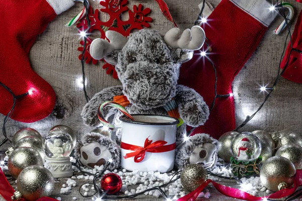 Rentiere Sitzen Auf Einem Hölzernen Hintergrund Umgeben Von Weihnachtsdekoration — Stockfoto