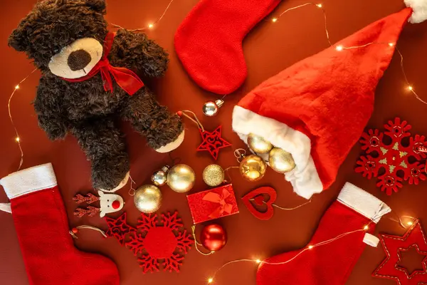 Weihnachten Hintergrund Mit Rotem Dekor Und Einem Braunen Teddybär — Stockfoto