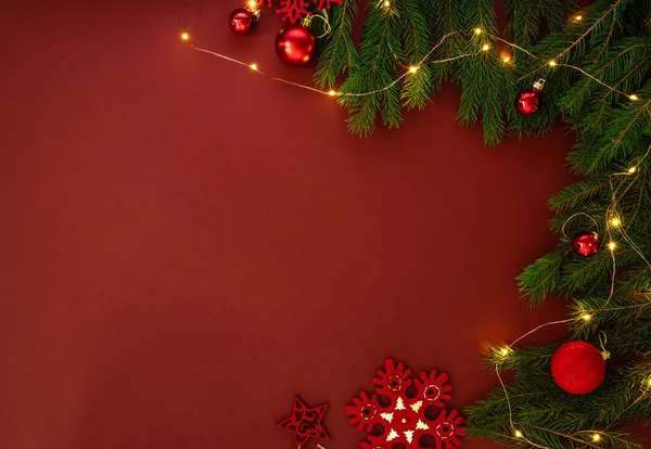 Kırmızı dekorlu bir Noel arkaplanı. Kopyalama alanı olan üst görünüm.