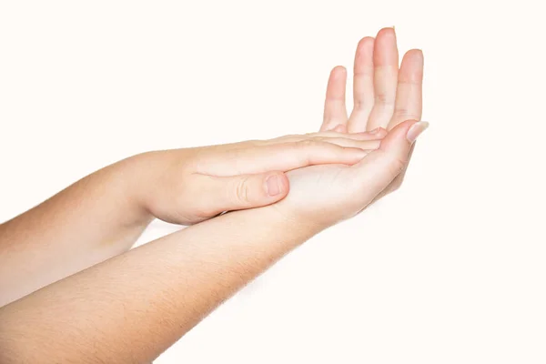 Beyaz arka planda izole edilmiş bir kadının eli. Kadın ellerini temizliyor..