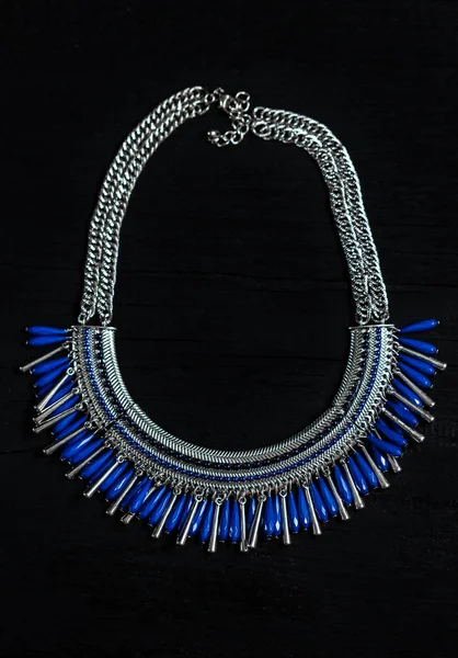 Изображение красивого серебряного ожерелья — стоковое фото