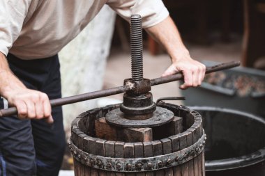 Çiftçi mor şaraptan kırmızı üzüm yapıyor..